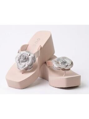 New! Size: 8 Women | Guess Damani Women Sandal | Ivory 150